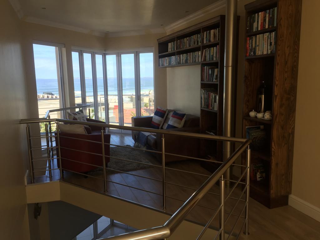 Gull On The Bay Boutique Guest House Bloubergstrand Exterior photo